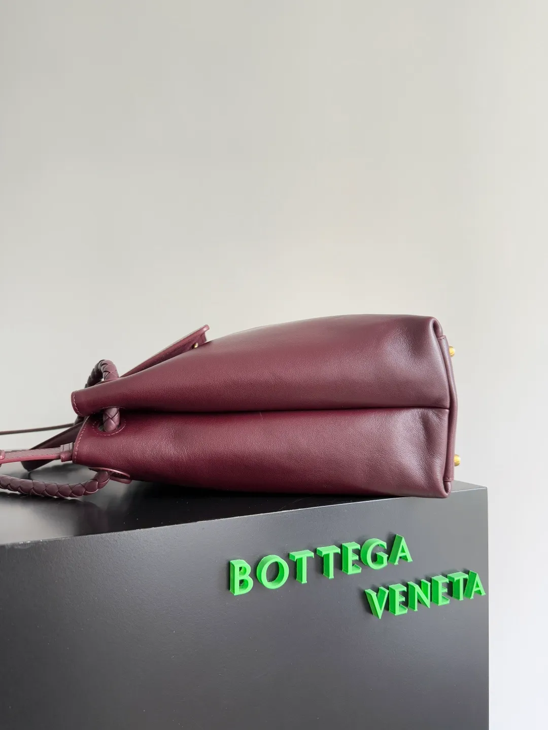 Batch 3160 BottegaVeneta Latest Ciao Ciao Bag Silky cowhide two-way flap handbag with signature twist detail, hidden hook closure, flap can be fastened to the front or attached to the INTRECCIATO woven internal pocket, comes with an adjustable and removable crossbody strap, internal compartment, and also features a zippered pocket. The surprise flap has various shapes. Style 1 - Cover the bag surface, exposing the knot and knot decoration. Style 2 - Place the flap inside the bag. A buckle is also designed. Style 3 - The U-shaped position of the top handle in the hand bag. Style No.: 826195 Size: 42*32*15cm